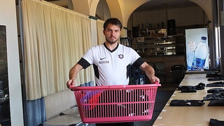 El bueno de Tommy, repartiendo las camisetas de sus compañeros de equipo. (Imagen: FC Erzgebirge Aue)